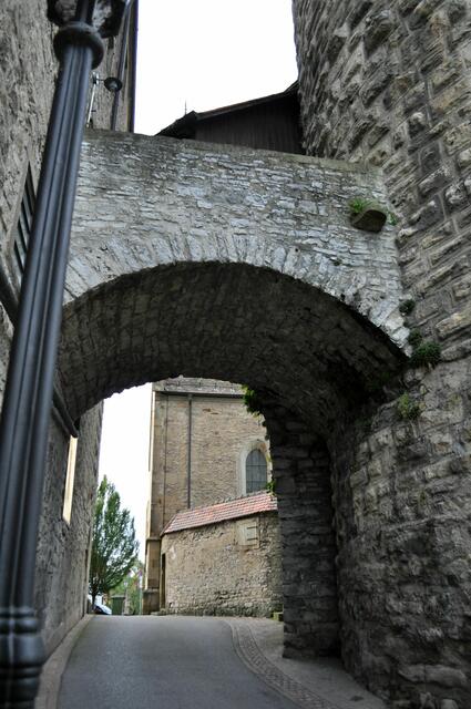 Der Turm ist mit dem Steinhaus verbunden. | Foto: Daniela Somers