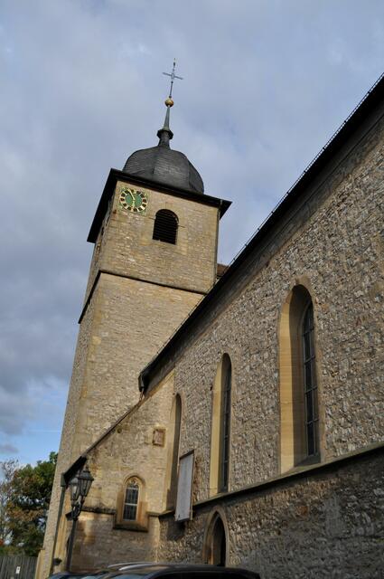 Die Evangelische Stadtkirche. Sie ist dem Heiligen Cyriakus geweiht. Der ältester Teil, der Chor, ist auf das Jahr 1369 datiert. Leider war sie nicht geöffnet. | Foto: Daniela Somers