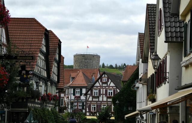 Blick über die Kirchstrasse zum Waldhornturm. Der Turm wurde um 1220 als Teil der Unteren Burg erbaut. | Foto: Daniela Somers