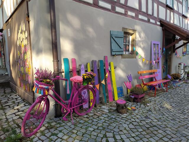Diese bunte Deko vor dem Haus fotografiert bestimmt jeder, der dran vorbei kommt. Ist ja auch wirklich ein Hingucker.  | Foto: sigischlottke