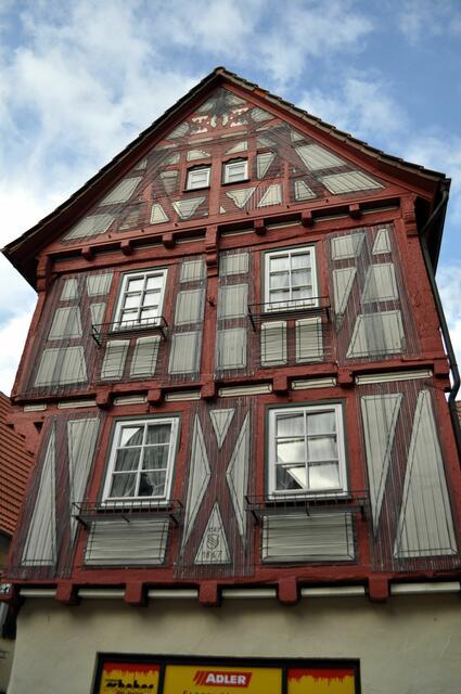 Wohnhaus von 1567. Außergewöhnlich finde ich die Verzierung vor dem Fachwerk. Oder soll es Vögel abhalten? Ich habe keine Erklärung gefunden und das so zuvor noch nicht gesehen. | Foto: Daniela Somers