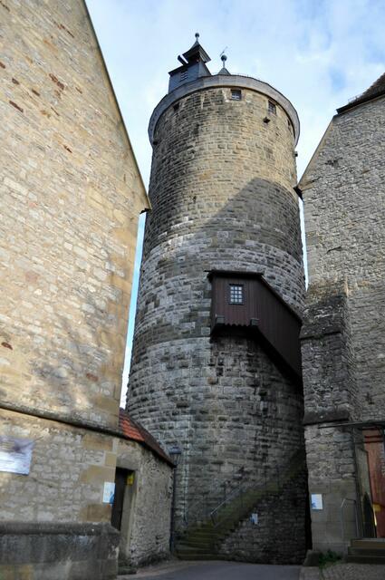 Gleich nach der Kirche sieht man den Schochenturm. Er hat einen steinernen Aufgang der dann in einen hölzernen Aufgang übergeht. | Foto: Daniela Somers