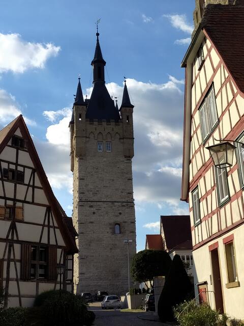 Der imposante Blaue Turm ragt zwischen den schönen Fachwerkhäusern in die Höhe.  | Foto: sigischlottke