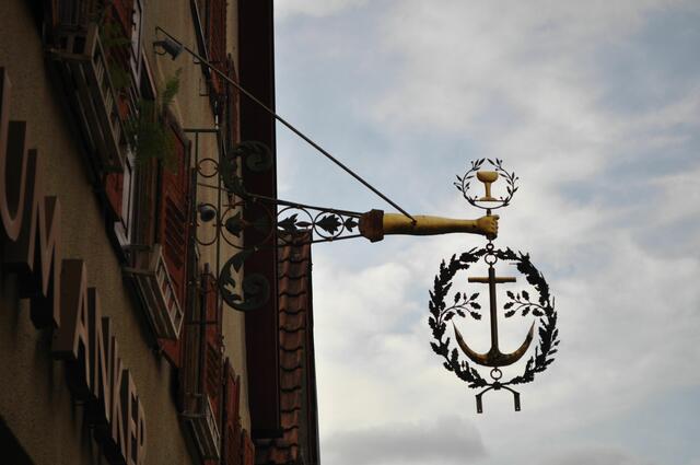 Wirtshausschild vom Gasthaus Anker. Dieses Gebäude ist von 1556. Um 1830 gab es im Haus auch eine Bierbrauerei. | Foto: Daniela Somers