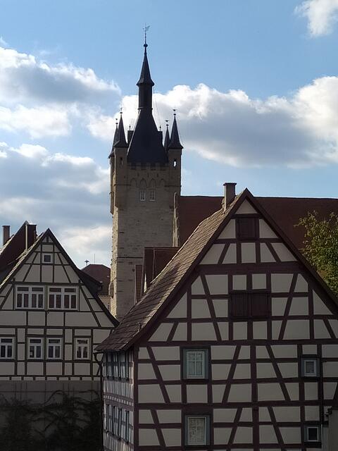 Der Blaue Turm inmitten hübscher Fachwerkhäuser.  | Foto: sigischlottke