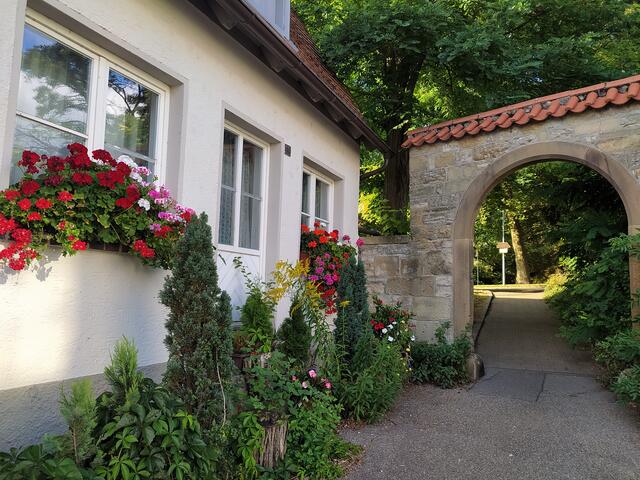 Durch diesen Torbogen geht's aus der Altstadt hinaus in den alten Friedhof.  | Foto: sigischlottke