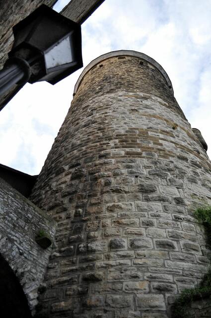 Der Eingang befindet sich in 11 Meter Höhe im 3. Geschoss. Insgesamt hat der Turm eine Höhe von 31 Metern. | Foto: Daniela Somers