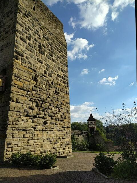 Der wuchtige Rote Turm und im Hintergrund das zierliche Nürnberger Türmchen.  | Foto: sigischlottke