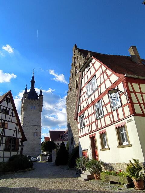 Ein total schönes Ensemble - der Blaue Turm umringt von wunderschönen historischen Gebäuden und Fachwerkhäusern. 
Und das ist das Ziel meiner kleinen Tour - die Altstadt von Bad Wimpfen.  | Foto: sigischlottke