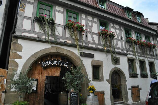 Dieses Gebäude ist von 1615. Mir gefällt der Blumenschmuck an den Fenstern sehr gut. Passt einfach schön zum Gebäude. | Foto: Daniela Somers