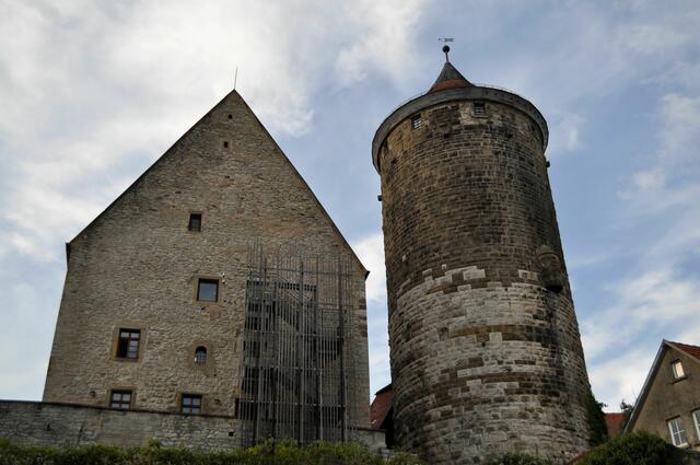 Links das Steinhaus, recht der Schochenturm. | Foto: Daniela Somers