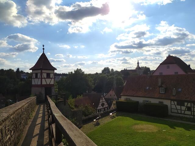 Auf der Stadtmauer kann man bis zu dem Türmchen laufen und hat dabei einen tollen Blick auf das Städtchen.  | Foto: sigischlottke