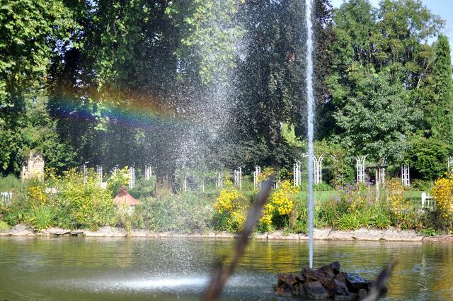 Man könnte denken das Bild wäre aus zwei zusammen gesetzt. Aber natürlich ist es nur ein Bild. Der Wind hat alle Wassertropfen auf eine Seite geweht und ein Regenbogen hat sich gezeigt. | Foto: Daniela Somers