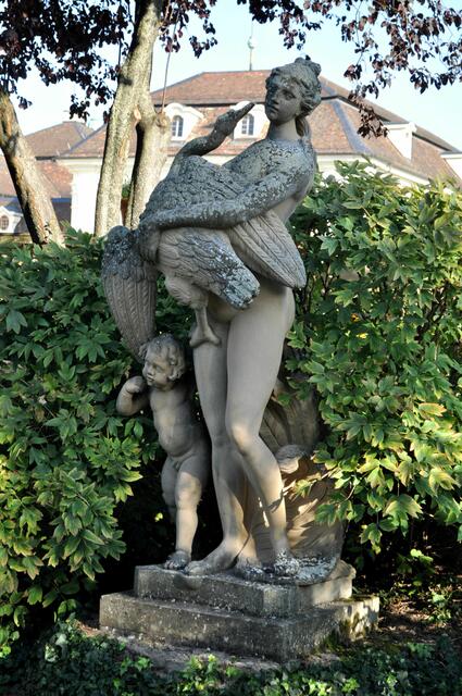 Im Park gibt es für jeden Geschmack etwas zu sehen. Tolle Gebäude, historische Skulpturen, Aussstellungen, viel Natur und schön angelegte Beete. Hinter jeder Ecke gibt es was Neues zu sehen. | Foto: Daniela Somers