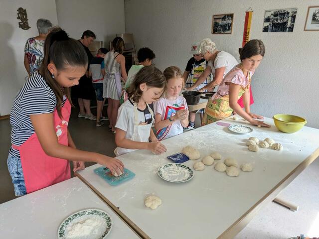 Fleißige Bäckerinnen und Bäcker | Foto: Landfrauen Grantschen