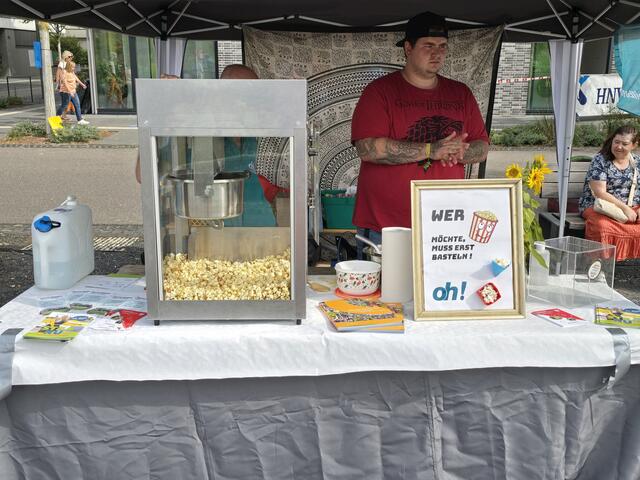 Popcornmaschine - aber zuerst musste eine Tüte dafür gefaltet werden. | Foto: Heidrun Rosenberger
