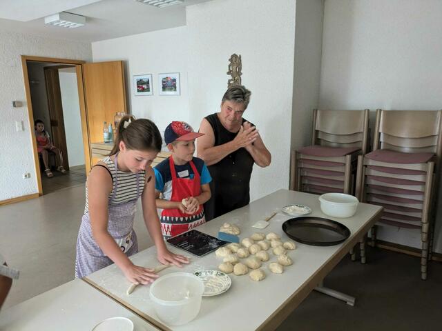 Fleißige Bäckerinnen und Bäcker | Foto: Landfrauen Grantschen