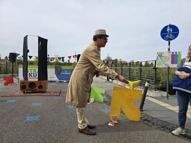 Teatro del Cacao, der Schauspieler mit seiner Kiste. | Foto: Heidrun Rosenberger