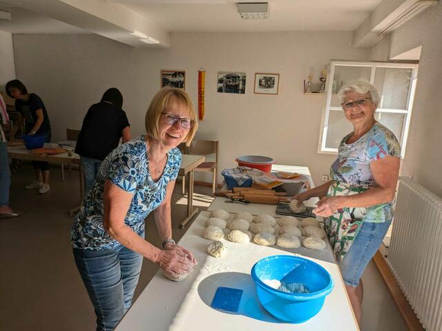 Zuerst wird der Teig portioniert | Foto: Landfrauen Grantschen