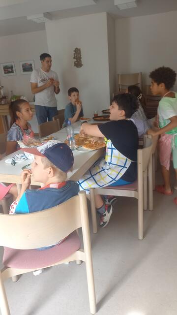 und nun wird die Pizza verspeist | Foto: Landfrauen Grantschen