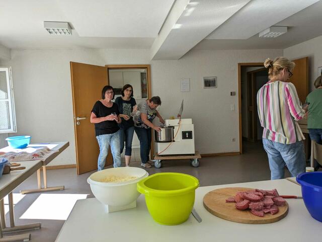Mit Teigmaschine geht es besser | Foto: Landfrauen Grantschen