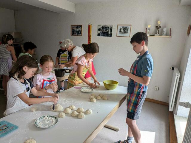 Fleißige Bäckerinnen und Bäcker | Foto: Landfrauen Grantschen