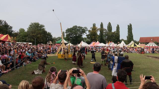 Ein mittelalterliches Katapult in Aktion. | Foto: Eduard Warenik