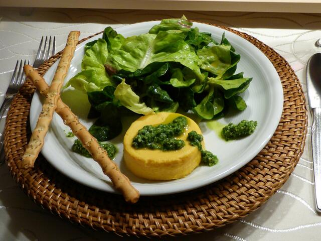 Kürbisflan mit Salat &amp; Feldsalatpesto | Foto: Sigrid Schlottke