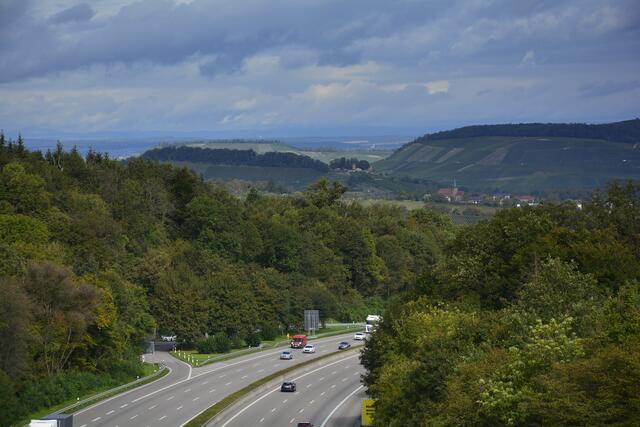 Blick von der Reisberbrücke auf Weibertreu und Johanneskirche. Am Horizont erkennt man die Hänge des Odenwalds. | Foto: Michael Harmsen