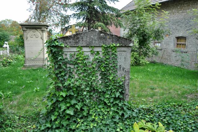 Grablege der Göler von Ravensburg. Sehr alte Grabstellen sieht man hier. | Foto: Daniela Somers