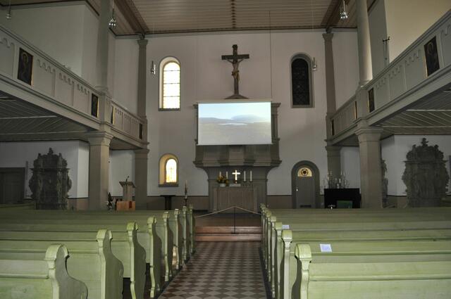 Im Inneren der Kirche. Heute ganz modern mit einer Filmleinwand. | Foto: Daniela Somers