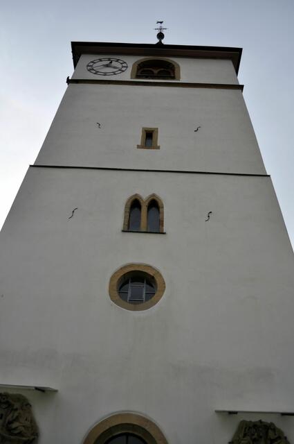 Der Glockenturm ist um einiges älter als das Kirchenschiff und wurde von einer früheren Kirche übernommen. | Foto: Daniela Somers