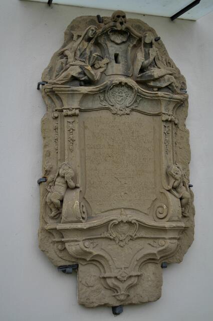 Epitaphe an der Außenwand der Kirche | Foto: Daniela Somers