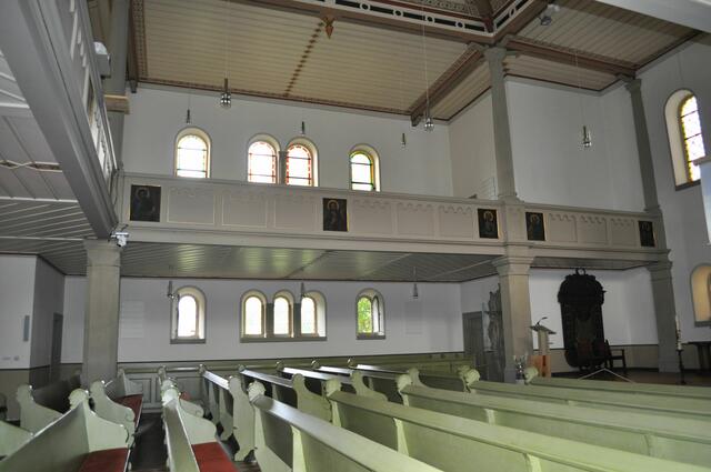Blick in die Kirche. An der Empore sind die zwölf Apostel und Jesus zu sehen. | Foto: Daniela Somers