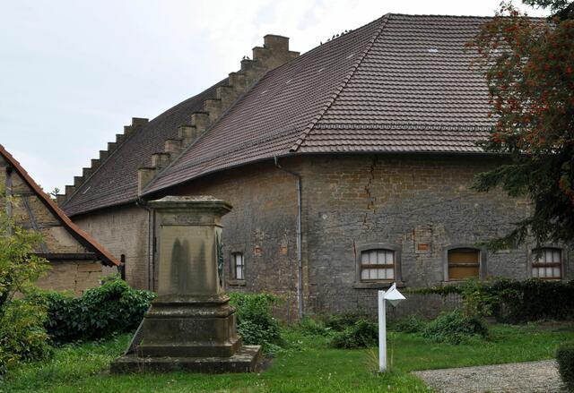 Blick vom Gräberfeld zum alten Rentamt. | Foto: Daniela Somers