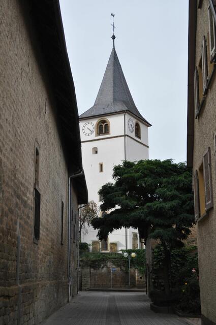 Blick zum Kirchturm. Links ist das Gebäude des alten Rentamts. | Foto: Daniela Somers