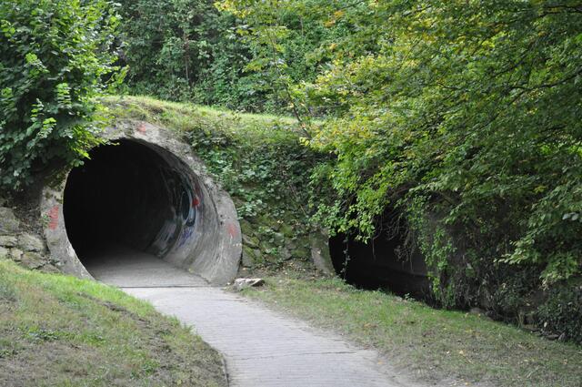 Und das ist der Weg zum Parkplatz. Durch diese dunkle Röhre muss man durch. Die Beleuchtung hat wahrscheinlich einigen besonders schlauen Leuten nicht gefallen. | Foto: Daniela Somers