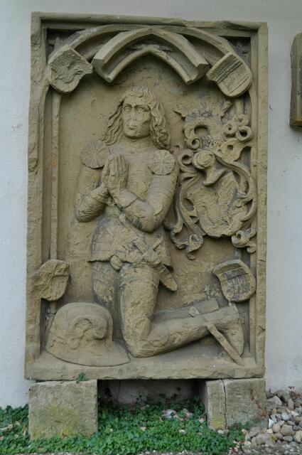 An der Kirchenwand sieht sieht man das Epithape für Albrecht V. Göler von Ravensburg († 1503) | Foto: Daniela Somers