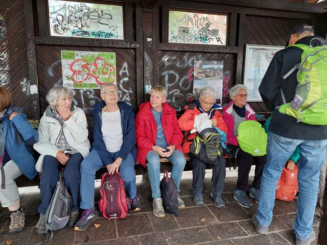 Als der Himmel doch noch einen kurzen Schauer sandte, saß die Gruppe schon gemütlich im Bushäuschen. | Foto: Foto privat