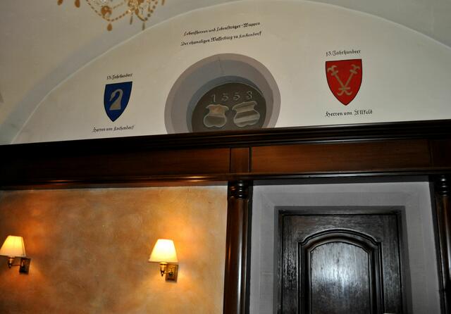 Hier kann man an der Wand die Geschichte nachvollziehen. Die Herren von Kochendorf hatten hier zuvor eine Burg. Aber erst die Grecken bauten an der Stelle ein Schloss. | Foto: Daniela Somers