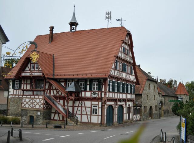 Das alte Rathaus ist wirklich ein Schmuckstück. Erbaut 1597. Seine heutige Gestalt bekam es aber durch eine Renovierung 1890. Zuvor war im Erdgeschoss eine halboffene Markthalle. Das Haus gibt es übrigens auch für den Modellbau zu kaufen. Man kann sich also das alte Rathaus für seine Modelleisenbahnanlage kaufen. | Foto: Daniela Somers