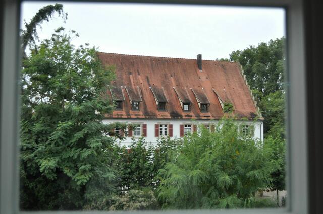 Beim Blick aus dem Fenster sieht man hinüber zum Schloss Lehen. | Foto: Daniela Somers