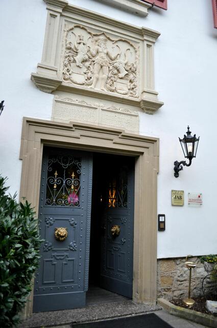 Das Eingangsportal. Hier dürfen wir gleich rein. | Foto: Daniela Somers