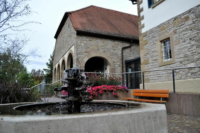 Die alte Kelter. Auch sie wurde auf Geheiß von Wolf Conrad Greck I. erbaut.
Heute ein Veranstaltungsort. Davor der Wappenbrunnen.  | Foto: Daniela Somers