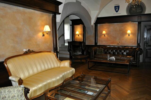 Im Rittersaal. Hier sieht man überall an den Wänden die Wappen der früheren Besitzer. | Foto: Daniela Somers