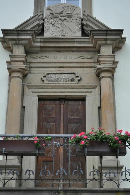 Das Eingangsportal zum Schlösschen. Über dem Eingang sieht man das Wappen von Friedrich Magnus und seiner Gemahlin Charlotte Louise von Weiler | Foto: Daniela Somers