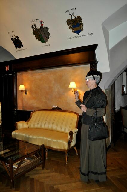 Unsere Stadtführerin erklärt uns die Zusammenhänge der Familien und die Geschichte des Schlosses. | Foto: Daniela Somers