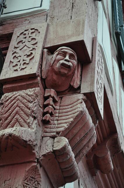 Der Neidkopf an der Fassadenecke ist nicht mehr Original. Das Originale wurde in den 1990ern von einem LKW zerstört. Ursprünglich stellte es wohl einen Kochendorfer Büttel dar. | Foto: Daniela Somers