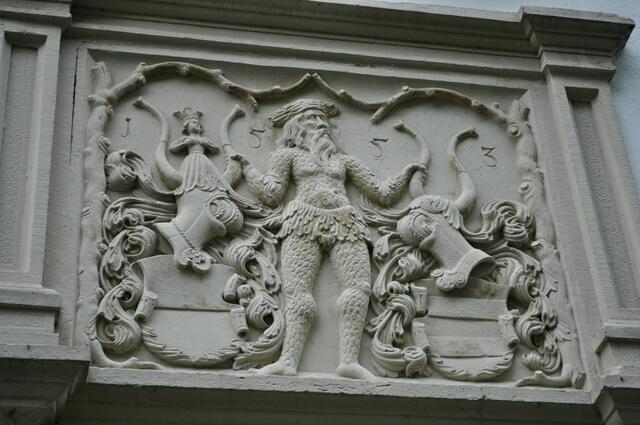 Allianzwappen über dem Eingang. Links das Wappen von Wolf Conrad Greck I. und rechts von seiner Frau Sibylla von Gemmingen. 1553 wurde das Schloss erbaut. | Foto: Daniela Somers
