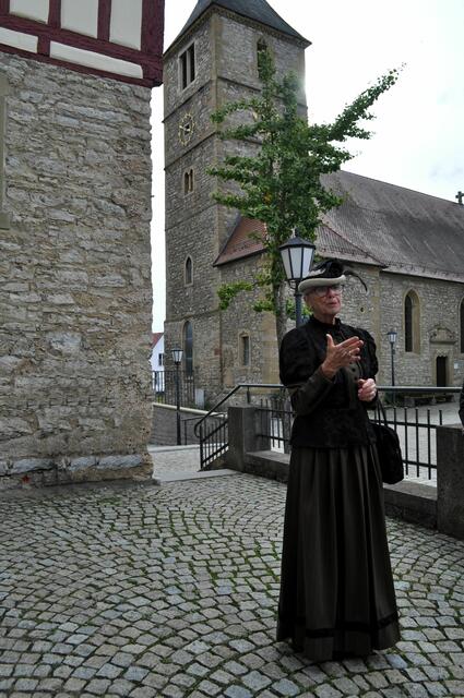 Unsere Gästeführerin erzählt uns die Geschichte des Schlosses. | Foto: Daniela Somers